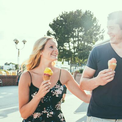 Paar isst Eis auf der Grömiter Promenade