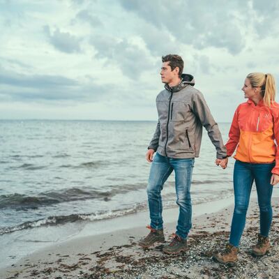 Paar spaziert am Wasser an der Ostsee in Grömitz