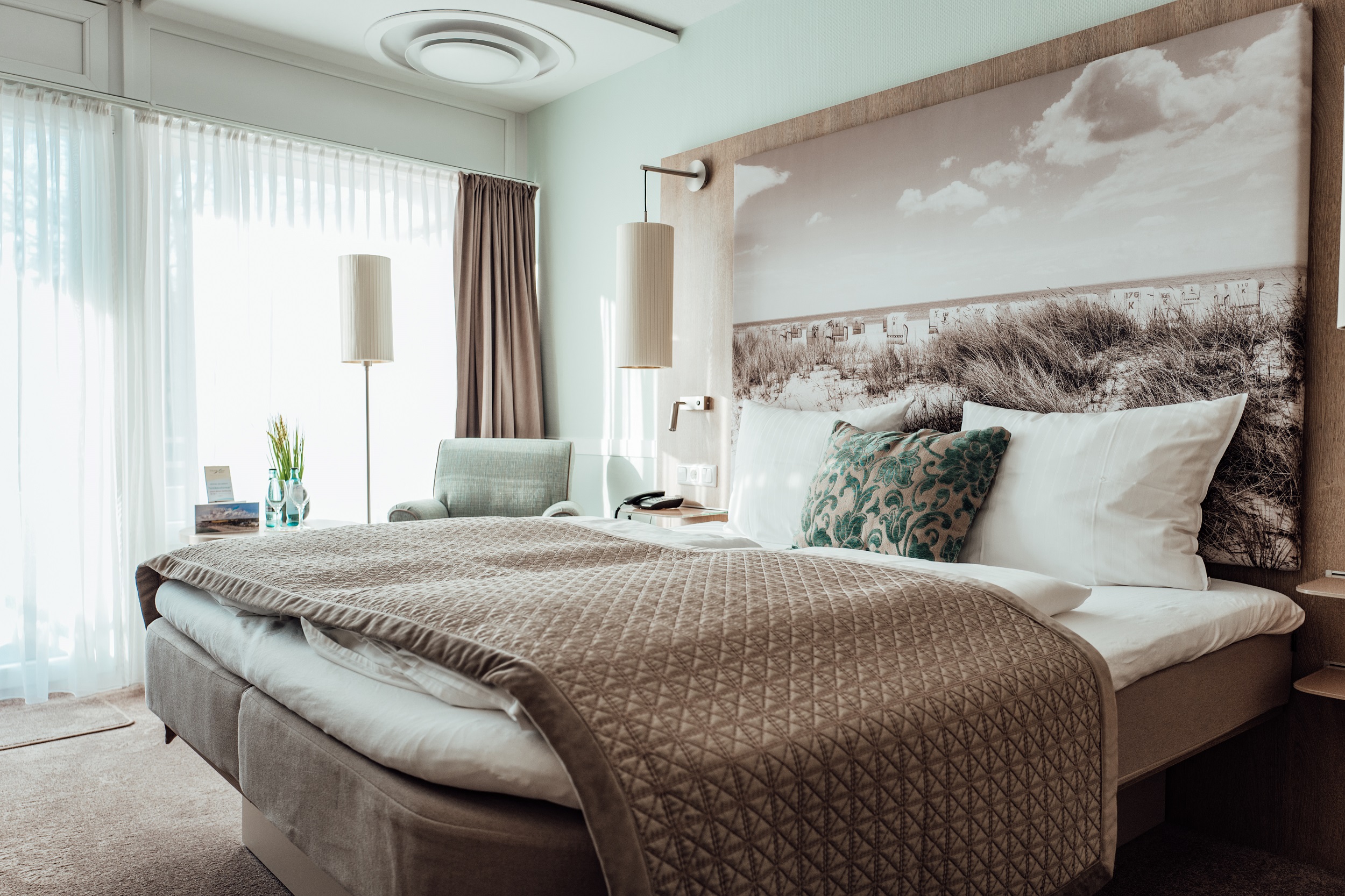 Gemütliches Bett in einer Hotelsuite